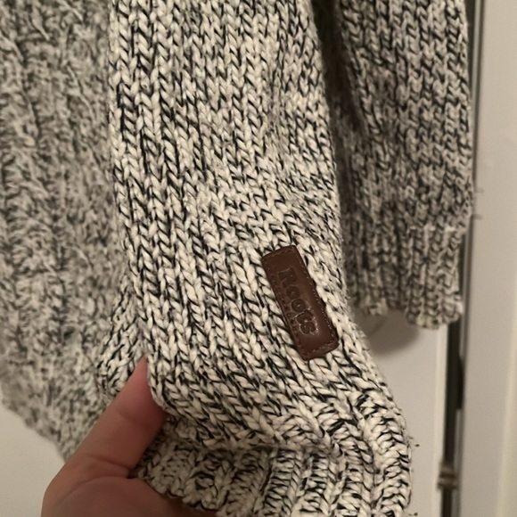 Roots cowl neck sweater like new - Picture 2 of 9